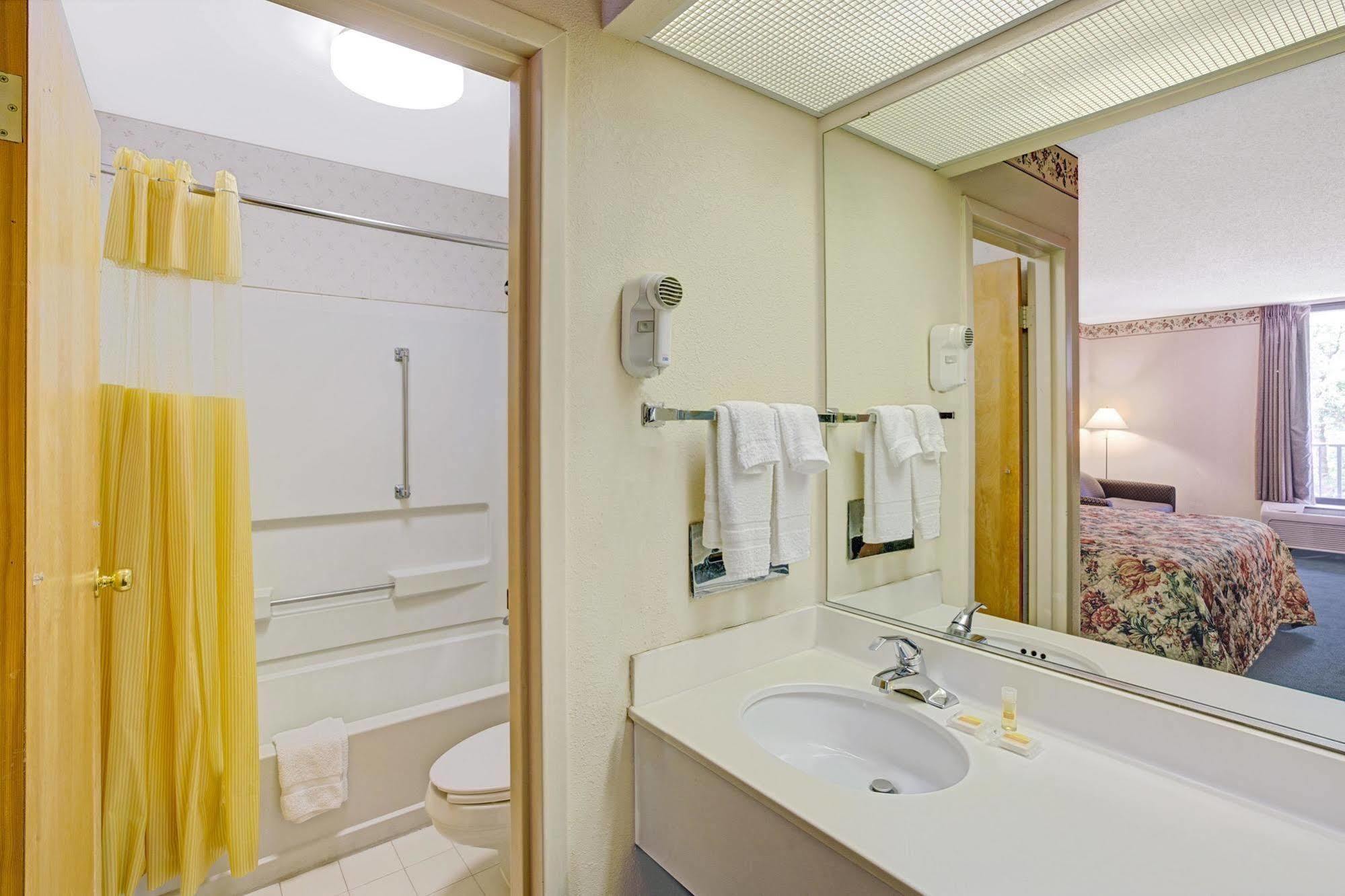 Days Inn Lake Norman Cornelius Buitenkant foto