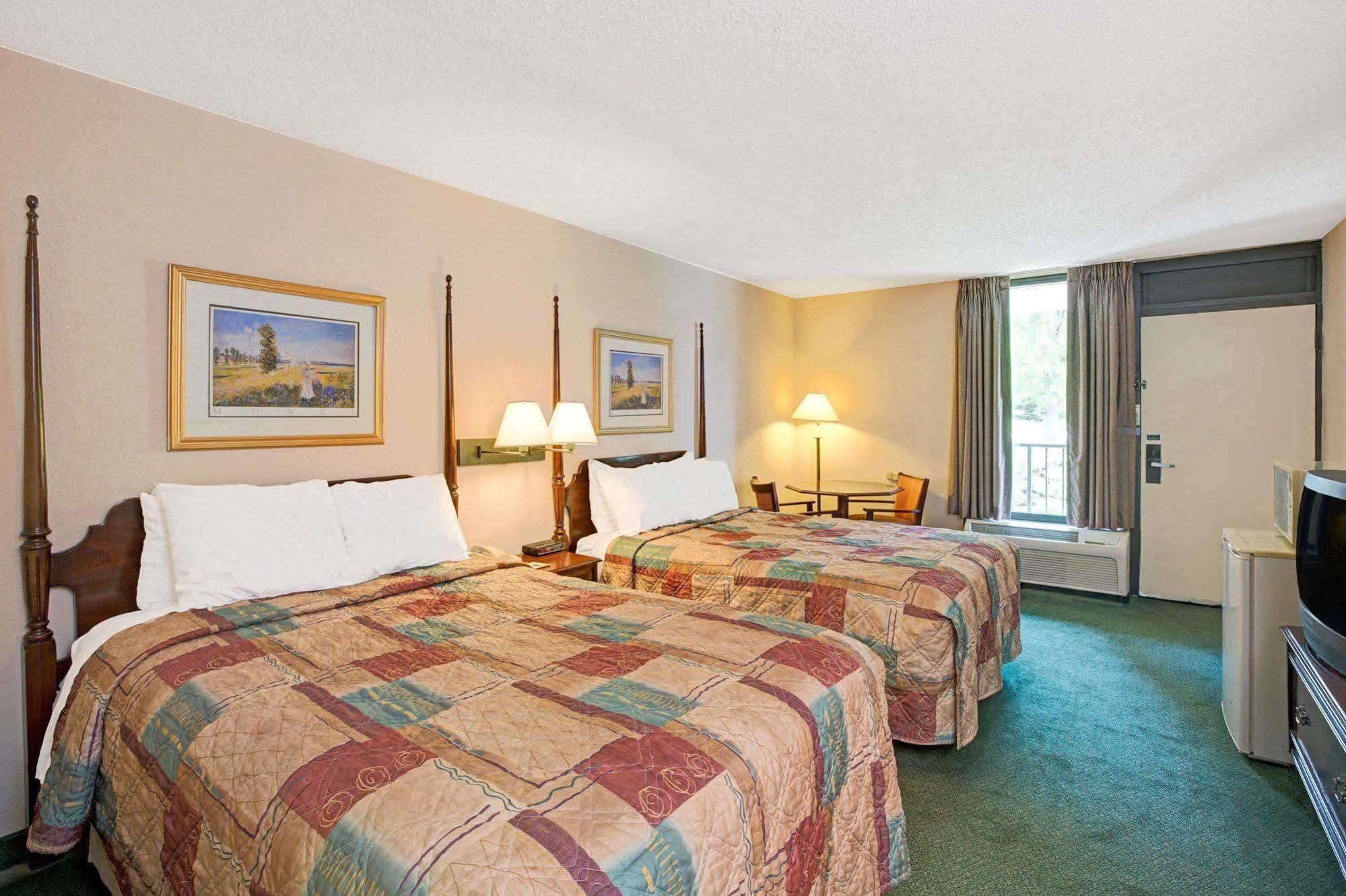 Days Inn Lake Norman Cornelius Buitenkant foto